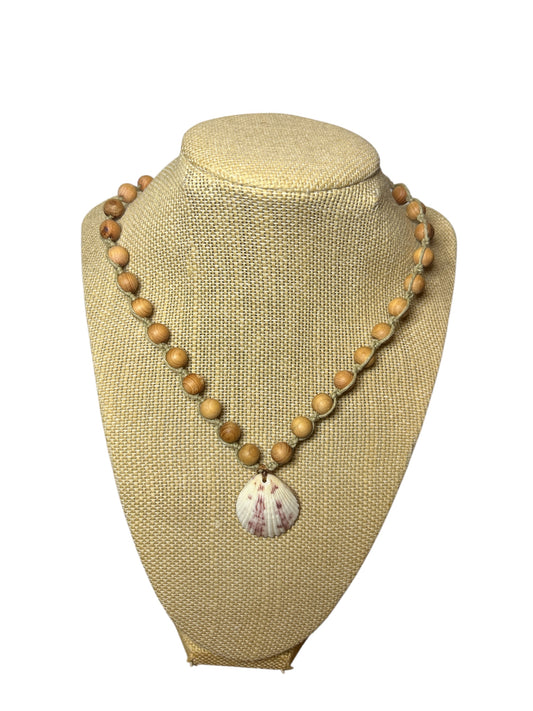 Macrame Necklace: Scallop Shell+Thuja Wood